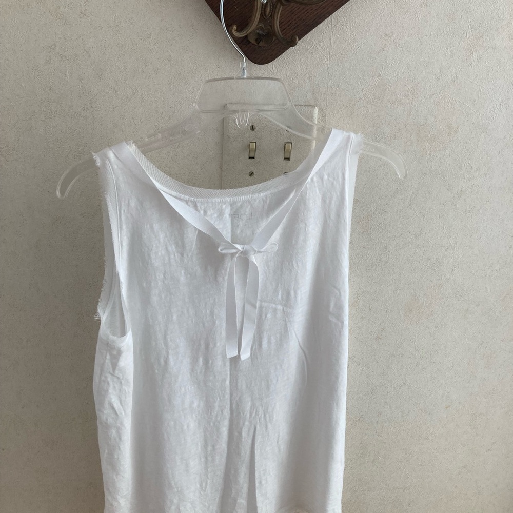 Like new sleeveless top, white, size L